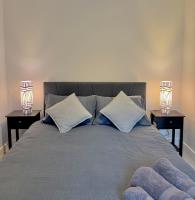 Brand-new flat, King Bed, Sofa Bed with full kitchen, Wi-Fi, self check-in Central location near everything - Chambres d’hôtes Farnborough