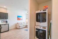 Sunlit 2BR-1BR-Studio Oasis, King Bed, Pool, Gym, Tub, BBQ grill, EV - Chambres d’hôtes Glendale