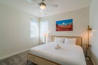 Sunlit 2BR-1BR-Studio Oasis, King Bed, Pool, Gym, Tub, BBQ grill, EV - Chambres d’hôtes Glendale