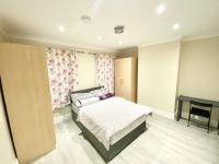 Modern 4-Bed Home Near Hospital & Station - B&B Gillingham