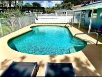 SEABREEZE ESCAPE, sleeps 8, Remodeled, HEATED SALTWATER POOL, Private Backyard, 7 Minutes To Beach - B&B Pompano Beach