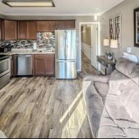 Ski-In Ski-Out Sugar Mountain Getaway with Views and Heated Pool, Hot Tub, Sauna, Gym, and EV - Chambres d'hôtes Sugar Mountain