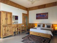 Habitación con cama extragrande y vistas al jardín