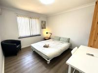 Zimmer mit Queensize-Bett und Gemeinschaftsbad