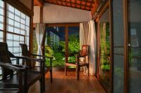 Habitación con cama extragrande y vistas al jardín 