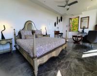 Zimmer mit Queensize-Bett und Gartenblick