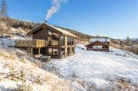 New luxury cabin in Geilo with hot tub, mountain views & ski access - Chambres d’hôtes Geilo