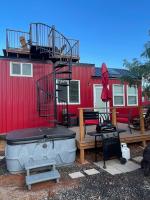 Zion Tiny Home Rooftop View Deck & Hot Tub - B&B Apple Valley