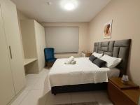 Tyrwhitt Vibrant Apartment in Rosebank - Bed and Breakfast Johannesburg