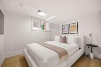 Bright & Spacious 2-BR Condo Near TOs Waterfront - Ferienwohnung Toronto