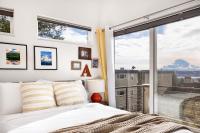 Designer Fremont Retreat w Mount Views & Office - B&B Seattle
