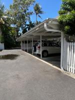 Tropic Gardens - Walking Distance to town - 2 bedroom holiday unit with yard - Small Dogs under 10kgs Welcome - B&B Port Douglas