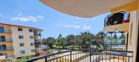 Beachfront Bliss, Ocean Views, Balcony, Walk to Cafés and Pool in Townsville - B&B Townsville