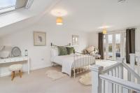 4-Bedroom Family Home in the Heart of Windsor - By Tempstay - Chambres d'hôtes Windsor