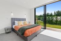 Modern Family Retreat, Pizza Oven, BBQ, Sleeps 6 - Bed and Breakfast Wanaka