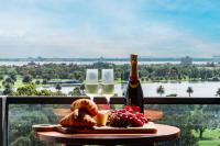 The Elegant Green Suite - City & Albert Park Views - B&B Melbourne
