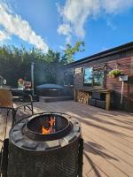The Woodland Lodge - Wood Fired Hot Tub and Firepit - Bed and Breakfast Hambleton
