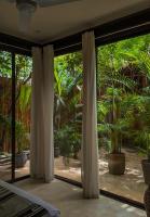 Suite con bañera de hidromasaje y cama grande