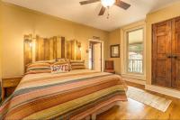 All Aboard Stylish Downtown Loft, Walk to Restaurants, Shops, Train - B&B Bryson City