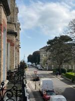 Bournemouth sea view apartment with balcony, minutes from award winning beach and pier - Chambres d'hôtes Bournemouth