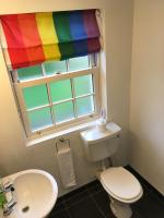 Zimmer mit Kingsize-Bett und Gartenblick. 