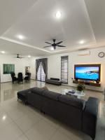 Lahat Serenity 168 Big Corner Cozy House - Bed and Breakfast Lahat