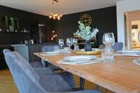 Exklusive Wohnung mit Balkon und direktem Rheinblick mit 2 Schlafzimmern für bis zu 5 Gäste - B&B Urmitz