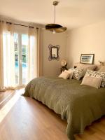 Cocon de Verdure avec piscine chambre lit king-size 2m - B&B Lusignan-Petit