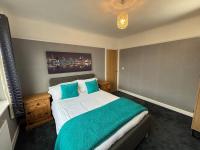 Entire House, Parking, Facilities, sleeps up to 6, suitable for contractors, families or NHS - Chambres d'hôtes Liverpool