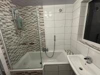 Entire House, Parking, Facilities, sleeps up to 6, suitable for contractors, families or NHS - Chambres d'hôtes Liverpool