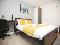 Church Leaze House by N And N Stays, Huge 6 bed house with all ensuite rooms for a hotel like experience, Contractor Friendly, Close to YTL Site, Private Parking and Fast Wifi - Chambres d'hôtes Shirehampton