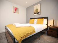Church Leaze Place by N And N Stays, Huge 6 Bed House with all ensuite rooms for a hotel like experience, Contractor Friendly, Close to YTL Site, Private Parking and Fast Wifi - Ferienwohnung Shirehampton