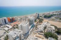 Seaview Pearl in Mackenzie with Pool & Jacuzzi - Bed and Breakfast Larnaca