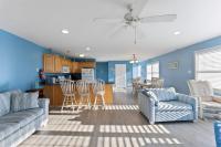 Spacious 3BR Condo w/ Parking & Outdoor Shower - Bed and Breakfast Wildwood