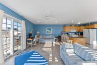 Spacious 3BR Condo w/ Parking & Outdoor Shower - Bed and Breakfast Wildwood