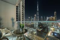 Vida Dubai Mall Balcony with Burj & City Views walk to Dubai Mall by Heaven Crest Vacation Homes - Chambres d'hôtes Dubaï