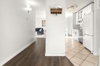 Chic & Spacious 2BR at Stampede with Parking, AC - B&B Calgary