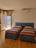 Camera Matrimoniale/Doppia con Letti Singoli con Bagno in Comune