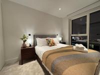 Luxury 2BR- Sleeps 5- Westfield Apartment- 3 min to station- Perfect for Families Shopping - Chambres d'hôtes Londres