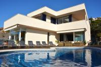 Villa Med A 2 kilometros andando de la playa, del puerto de Aguadoç y a 4 del centro de Sitges Muy Soleada todo el dia Capacidad superior a 16 personas NO REQUIERE COCHE - Bed and Breakfast Sitges