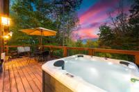 Secluded Luxury Cabin Villa with Mountain Views Hot Tub & Walk in Shower - B&B Sevierville