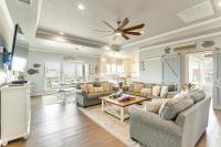 Walk to Shore: Crystal Beach Escape w/ Deck & Bar! - Ferienwohnung Crystal Beach