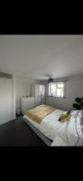 Comfortable room 2 mins walk to hotspur stadium and other amenities close by - Chambres d'hôtes Londres