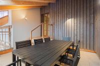 Visionary Hospitality Bassersdorf, Zürich - Premium Apartments in Swiss Style with Free Parking, Washer, Kitchen, Terrace, Vaulted Cellar Event Room, Bus Stop, 15' City & Airport - Chambres d'hôtes Bassersdorf