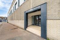 Modern 2-Bed Flat with Balcony and Free Parking - Ideal for Contractors - Chambres d'hôtes Potters Bar