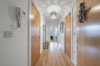 Modern 2-Bed Flat with Balcony and Free Parking - Ideal for Contractors - Chambres d'hôtes Potters Bar