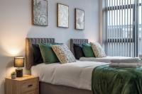 Modern 2-Bed Flat with Balcony and Free Parking - Ideal for Contractors - Chambres d'hôtes Potters Bar