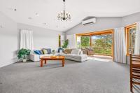 Stylish Group Getaway with views! Hot tub, Games Room - Ferienwohnung Whangarei