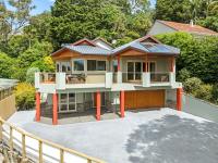 Stylish Group Getaway with views! Hot tub, Games Room - B&B Distretto di Whangarei