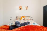 Modern 4 Bedroom House Sleeps 10, 13 Minutes from Liverpool City Centre, Free Parking & Wi-Fi, Weekly & Monthly Stays, Great Rates Available At Peachy Stays - Chambres d'hôtes Liverpool